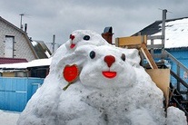 В Ярославле появились огромные снежные зайцы