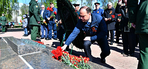 Мэр Ярославля возложил цветы к монументам Великой Отечественной войны