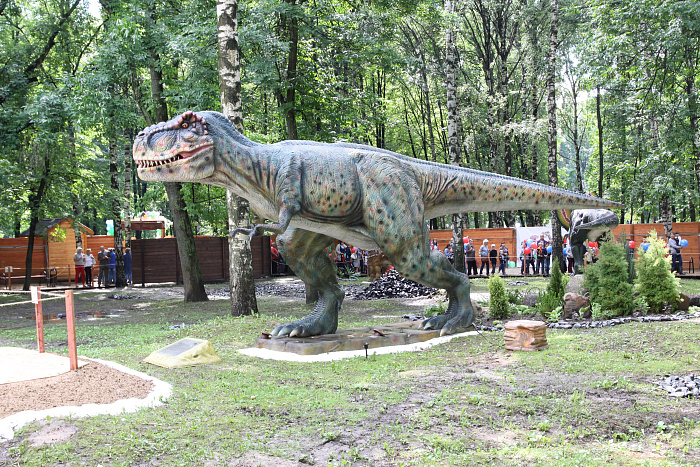 Парк динозавров ярославль. Парк динозавров в Ярославле на проспекте Ленина. Парк Юбилейный Ярославль динозавры. Детский парк Ярославль динозавры.
