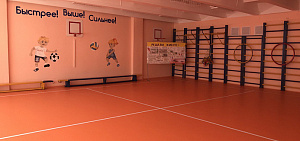 В ярославской школе старшеклассники подарили начальной школе спортзал