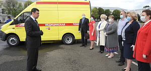 Губернатор Ярославской области передал машины скорой помощи