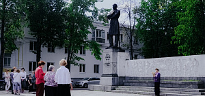 Ярославцы прочитали стихи Пушкина у памятника Некрасову и станцевали «Макарену»