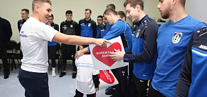 Футболисты ярославского «Шинника» провели тренировку с командой особых детей «Лучик»