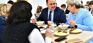 Мэр Ярославля попробовал школьную еду