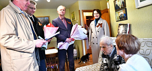 Ярославский ветеран Сергей Фураев принимает поздравление со 107-летием
