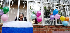 Ярославские волонтеры выполнили необычную просьбу бабушки и украсили ее балкон в преддверии Дня Победы