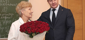 Ярославский учитель принимает поздравление  