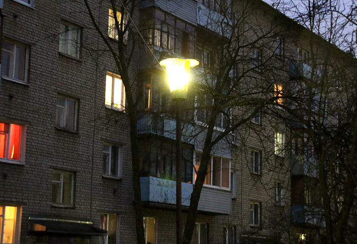 Когда дадут свет в кировске. Уличный фонарь во дворе хрущевки. Суздальская улица Ярославль без освещения. Липы под окнами во дворе. Фото нет света во дворе дома.